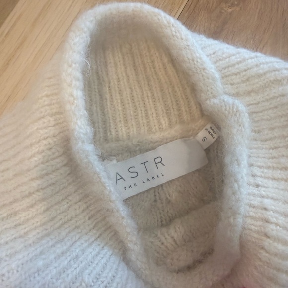 ASTR the Label Carlota Mock Neck Sweater Small - Picture 5 of 6